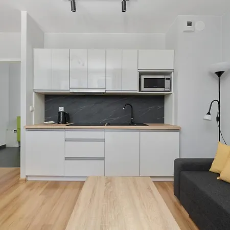 Peaceful For 4 Guests With Balcony By Renters Apartmán Vratislav
