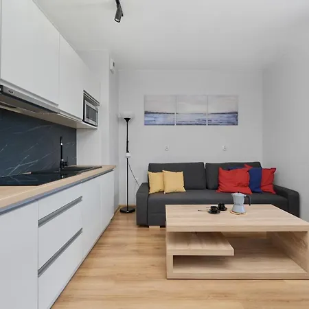 Peaceful For 4 Guests With Balcony By Renters Apartmán *