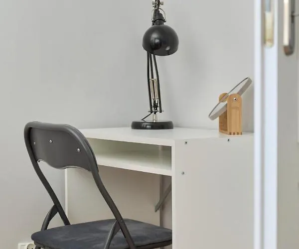 Peaceful For 4 Guests With Balcony By Renters 아파트 *